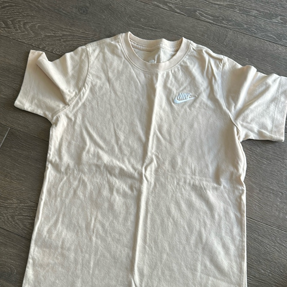 Boys Nike beige Tshirt. Size large14